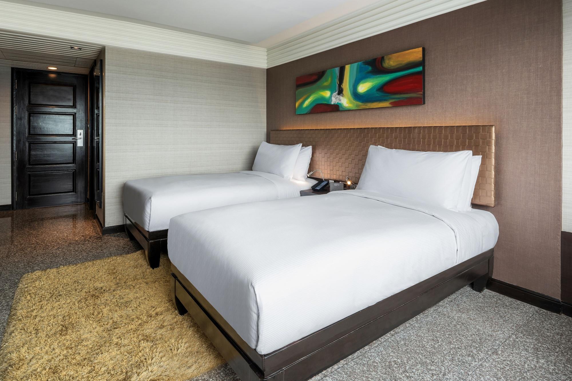 Отель Doubletree By Hilton Bangkok Ploenchit Экстерьер фото