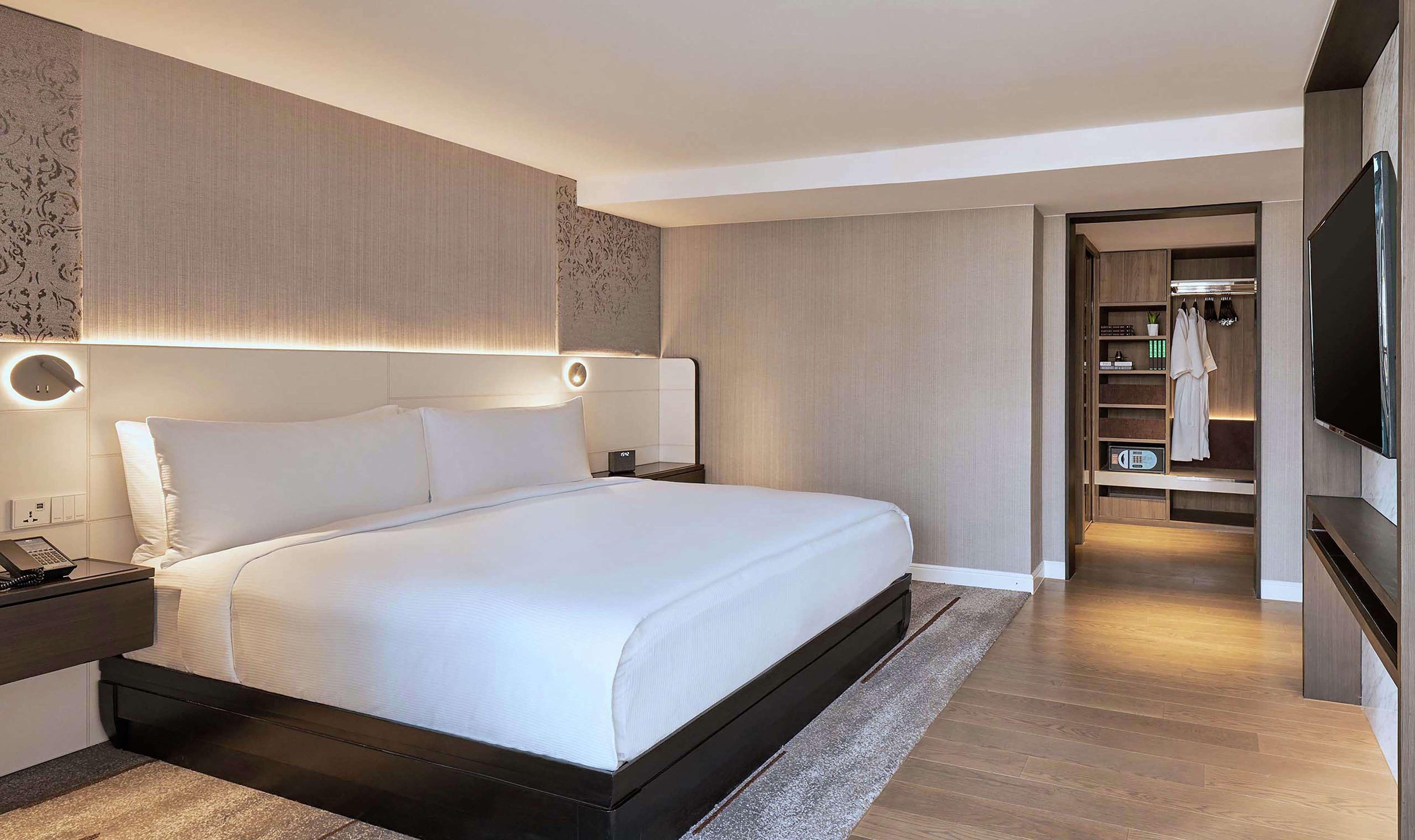 Отель Doubletree By Hilton Bangkok Ploenchit Экстерьер фото
