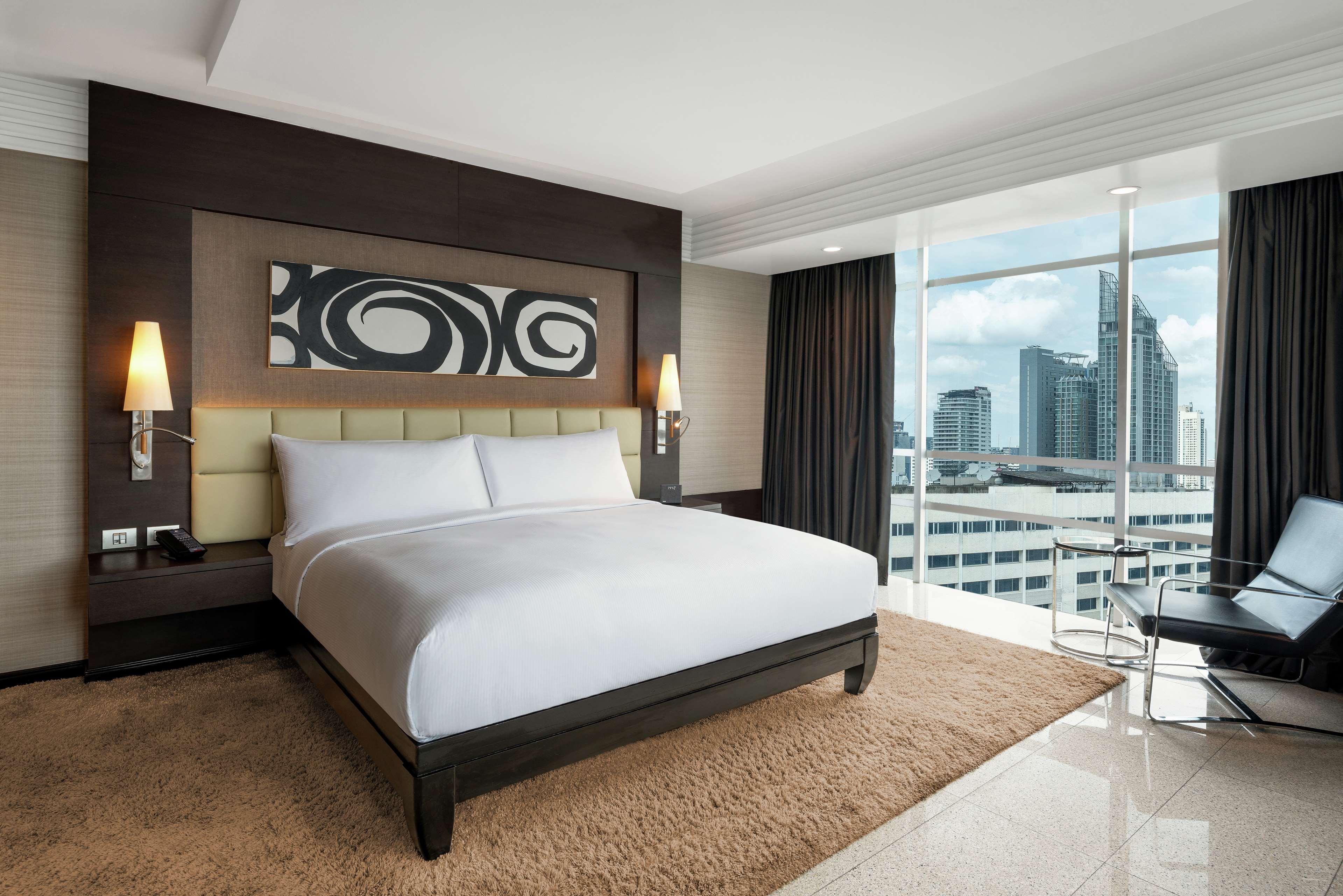 Отель Doubletree By Hilton Bangkok Ploenchit Экстерьер фото