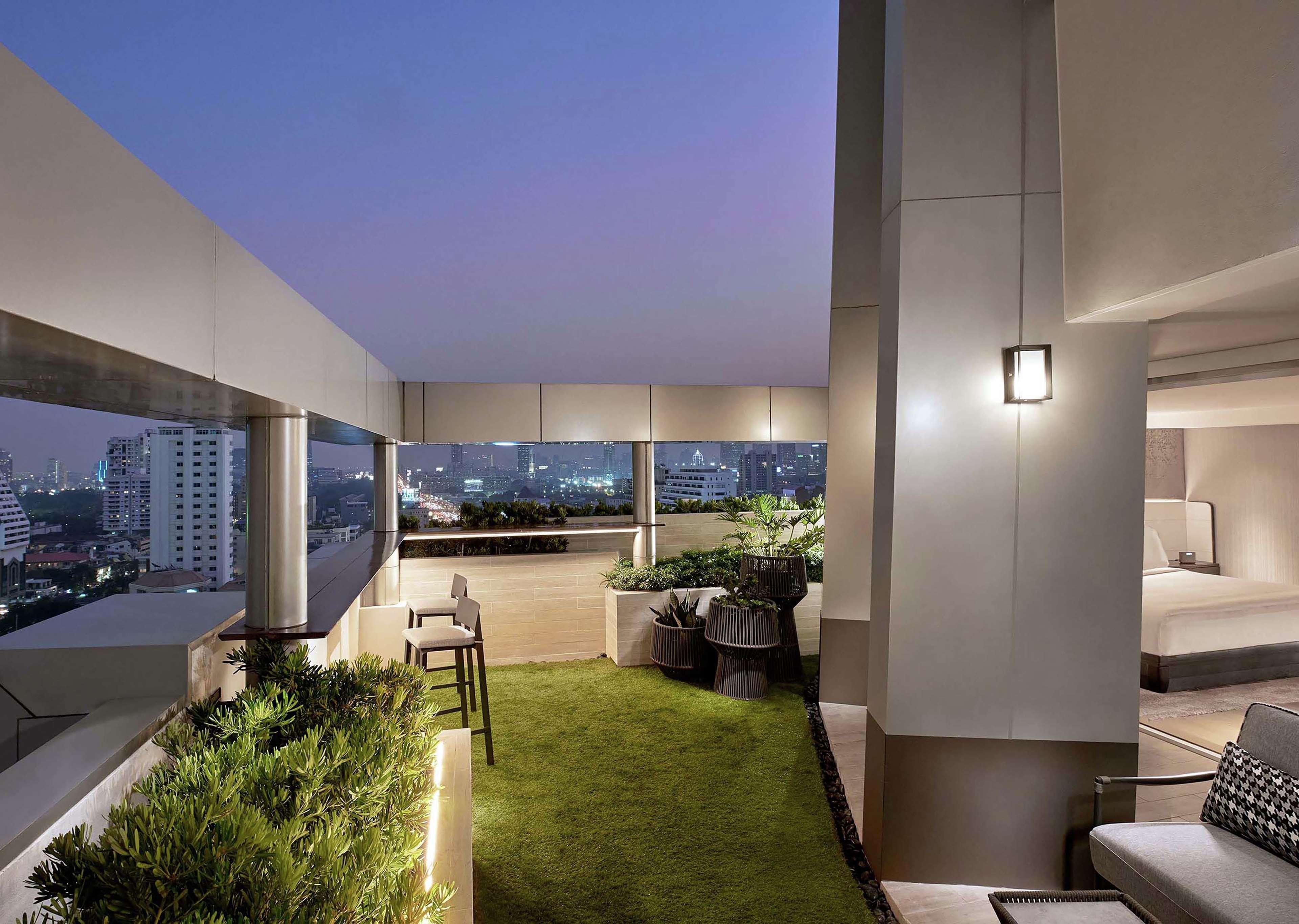 Отель Doubletree By Hilton Bangkok Ploenchit Экстерьер фото