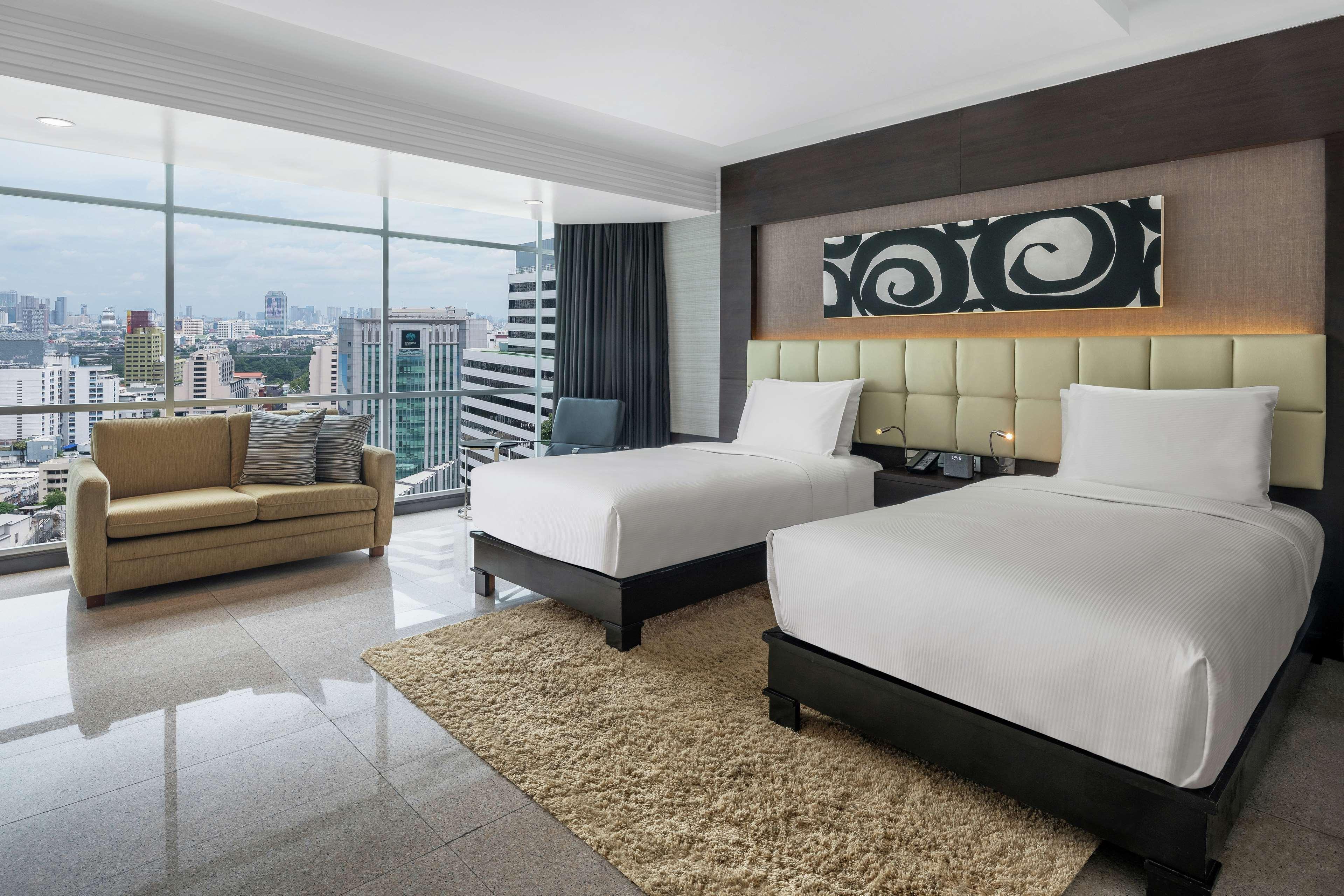 Отель Doubletree By Hilton Bangkok Ploenchit Экстерьер фото