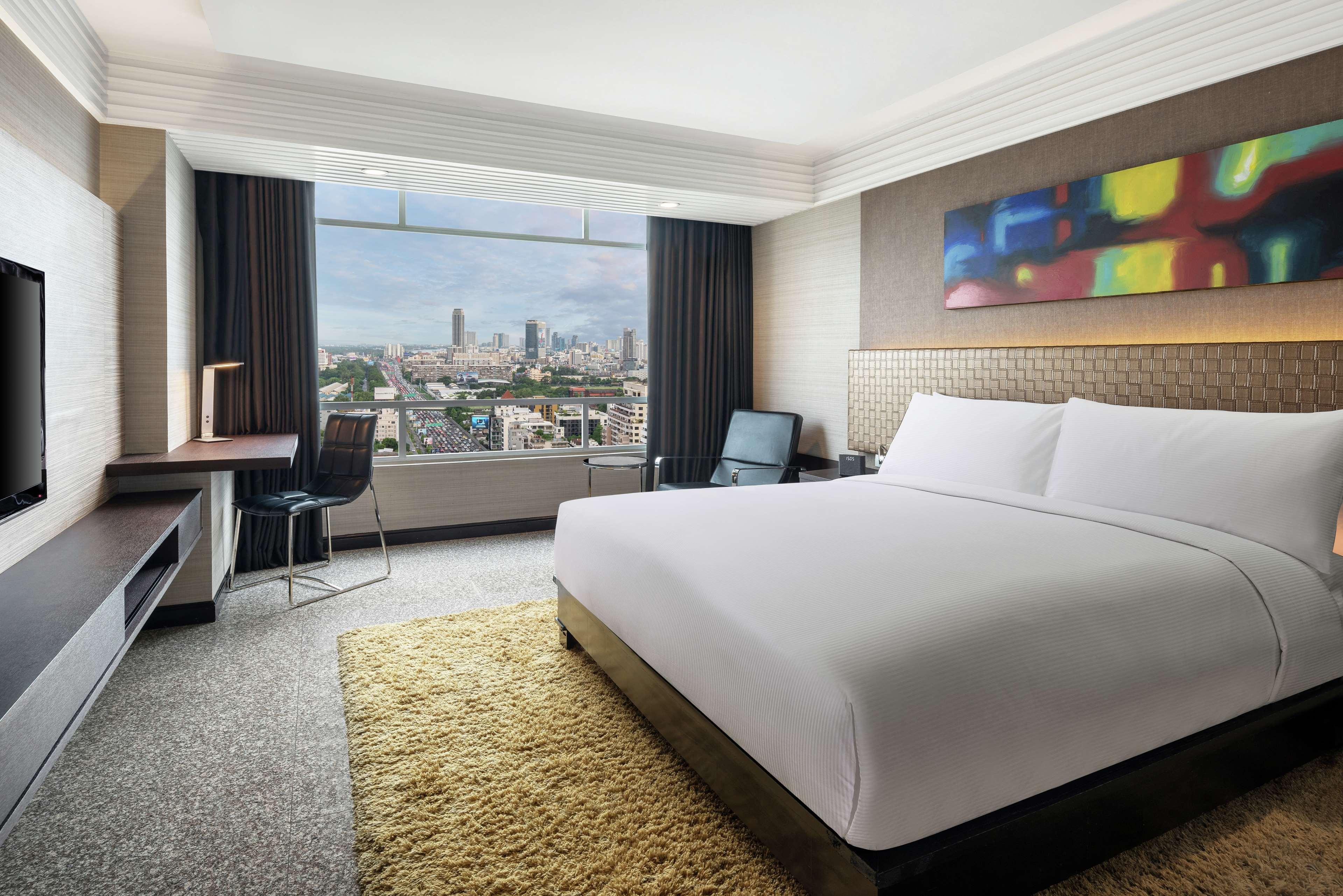 Отель Doubletree By Hilton Bangkok Ploenchit Экстерьер фото