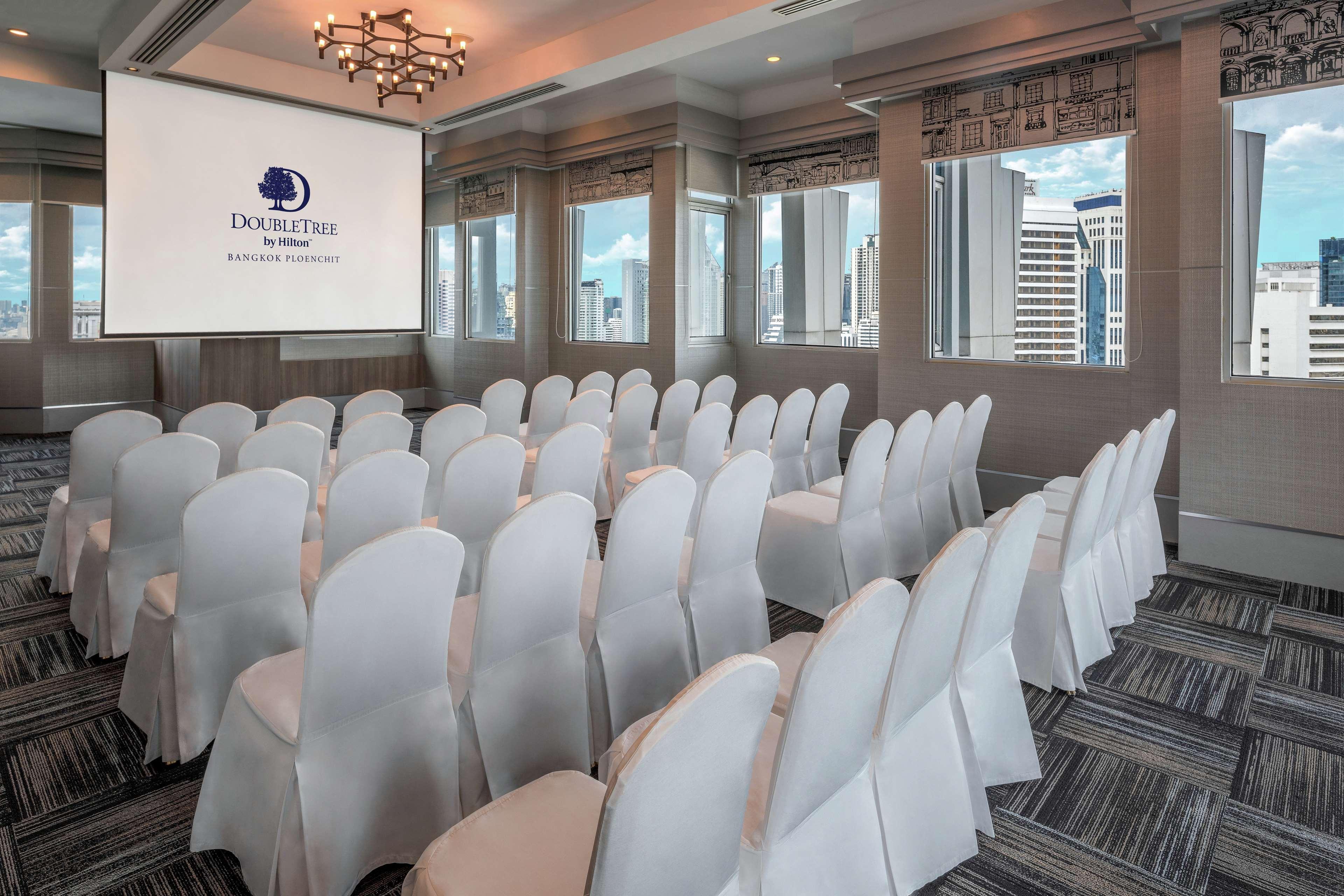 Отель Doubletree By Hilton Bangkok Ploenchit Экстерьер фото