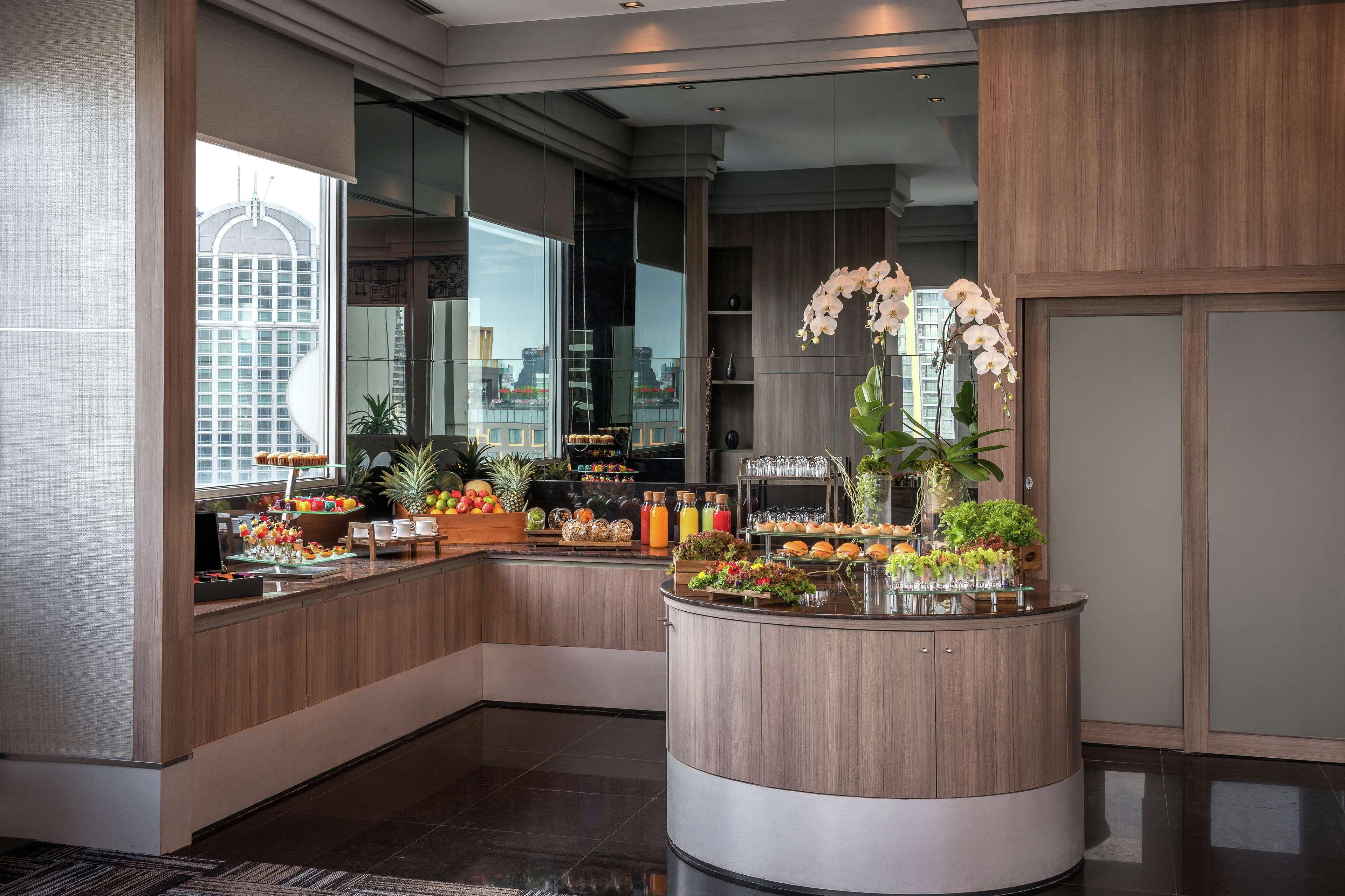 Отель Doubletree By Hilton Bangkok Ploenchit Экстерьер фото