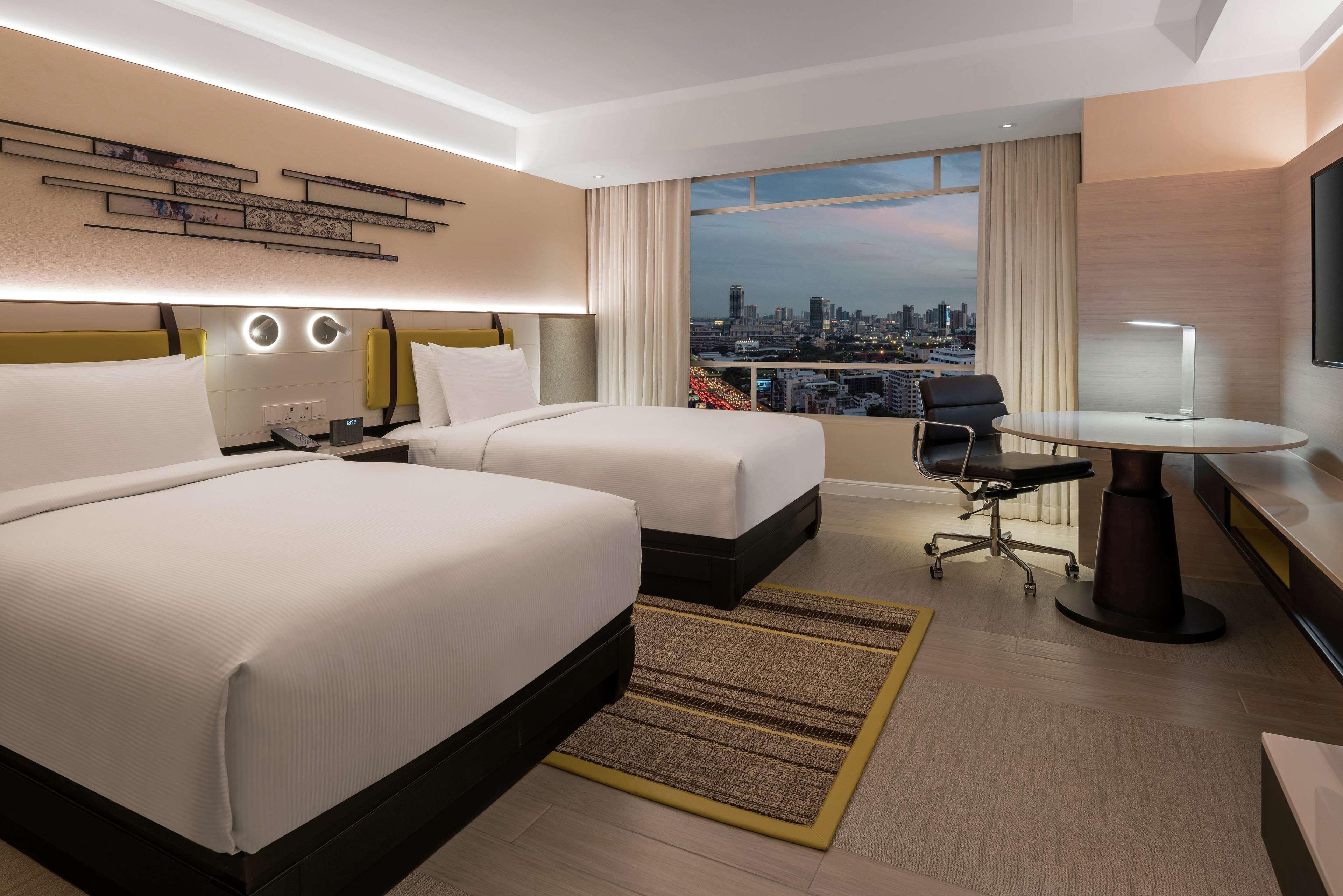 Отель Doubletree By Hilton Bangkok Ploenchit Экстерьер фото