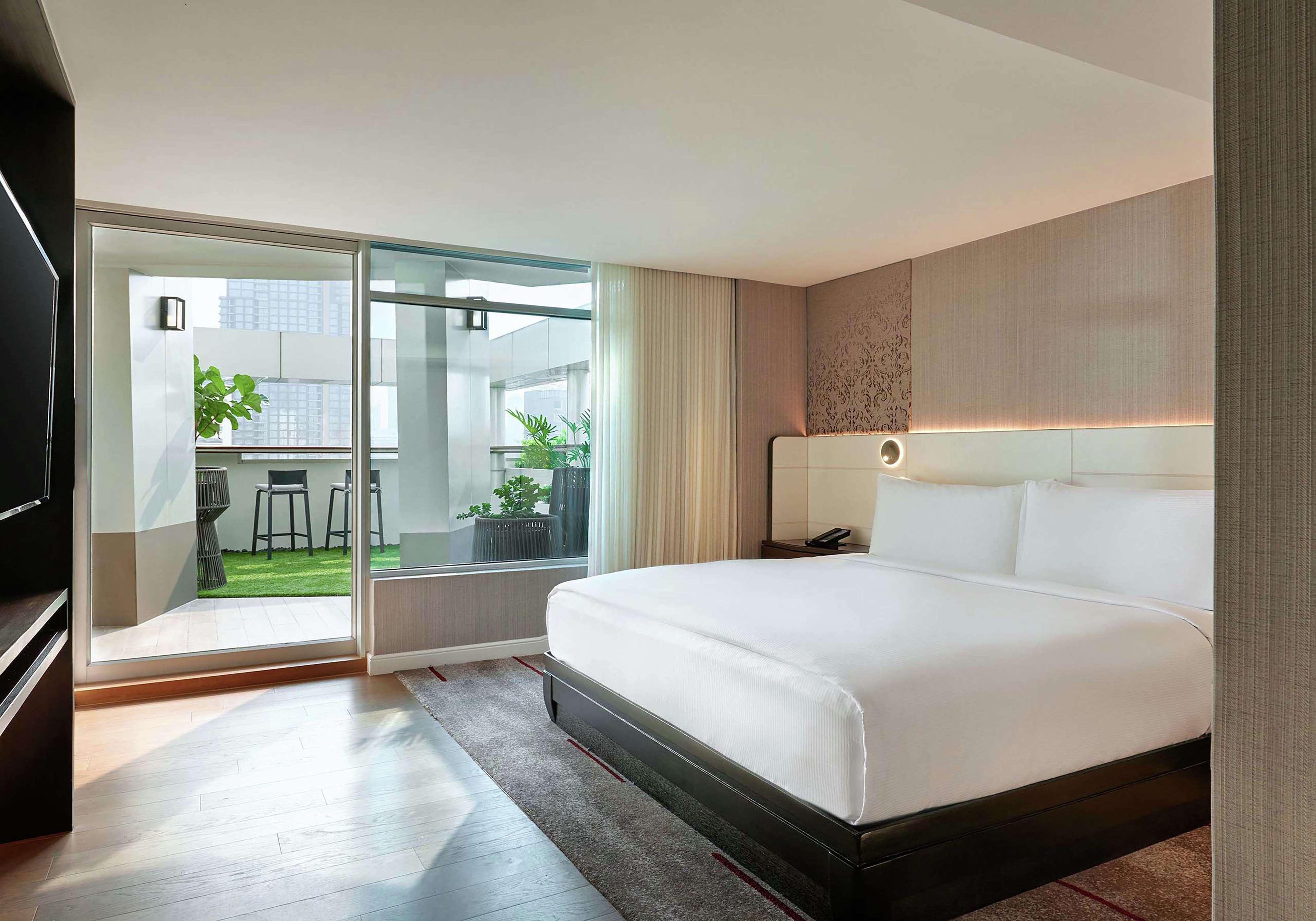 Отель Doubletree By Hilton Bangkok Ploenchit Экстерьер фото