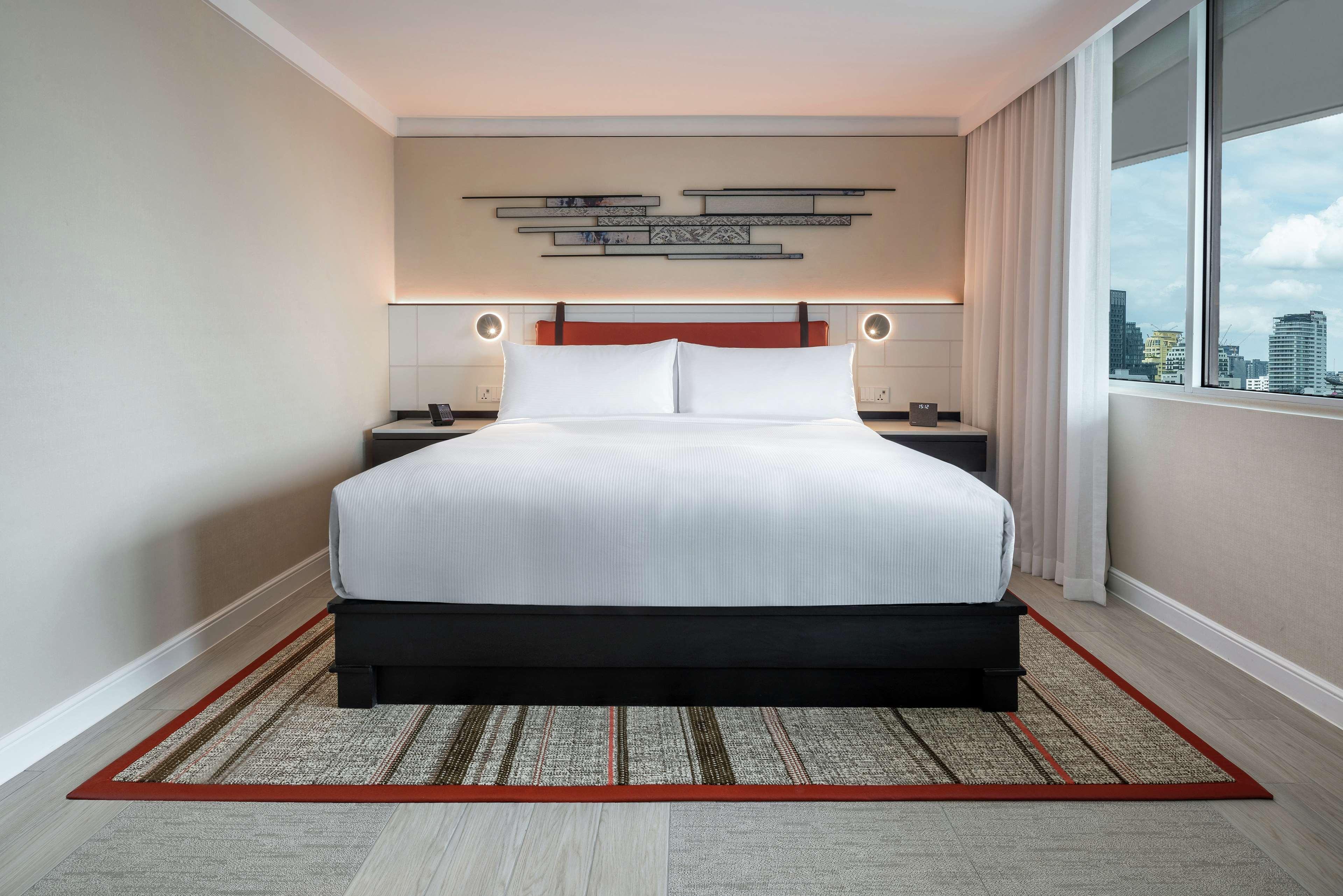 Отель Doubletree By Hilton Bangkok Ploenchit Экстерьер фото