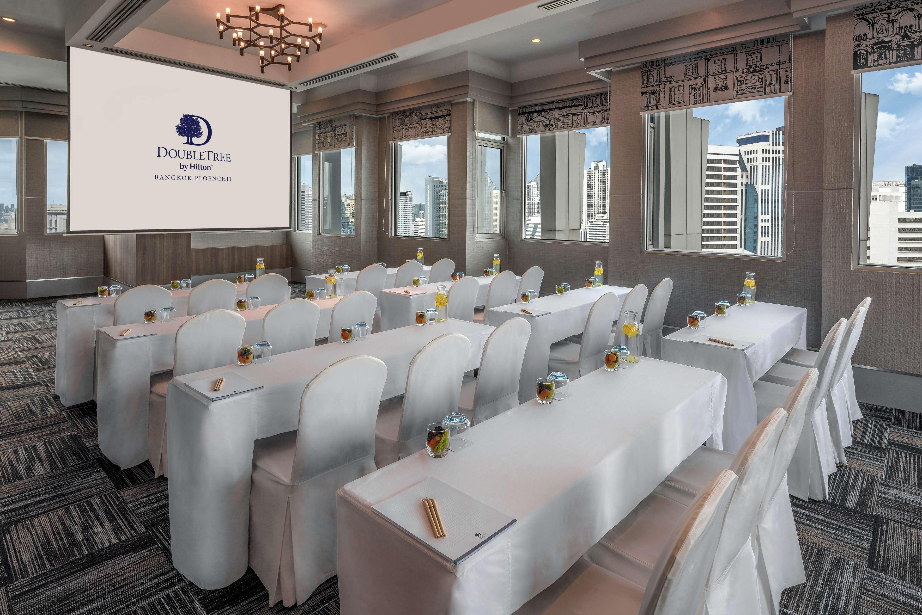 Отель Doubletree By Hilton Bangkok Ploenchit Экстерьер фото