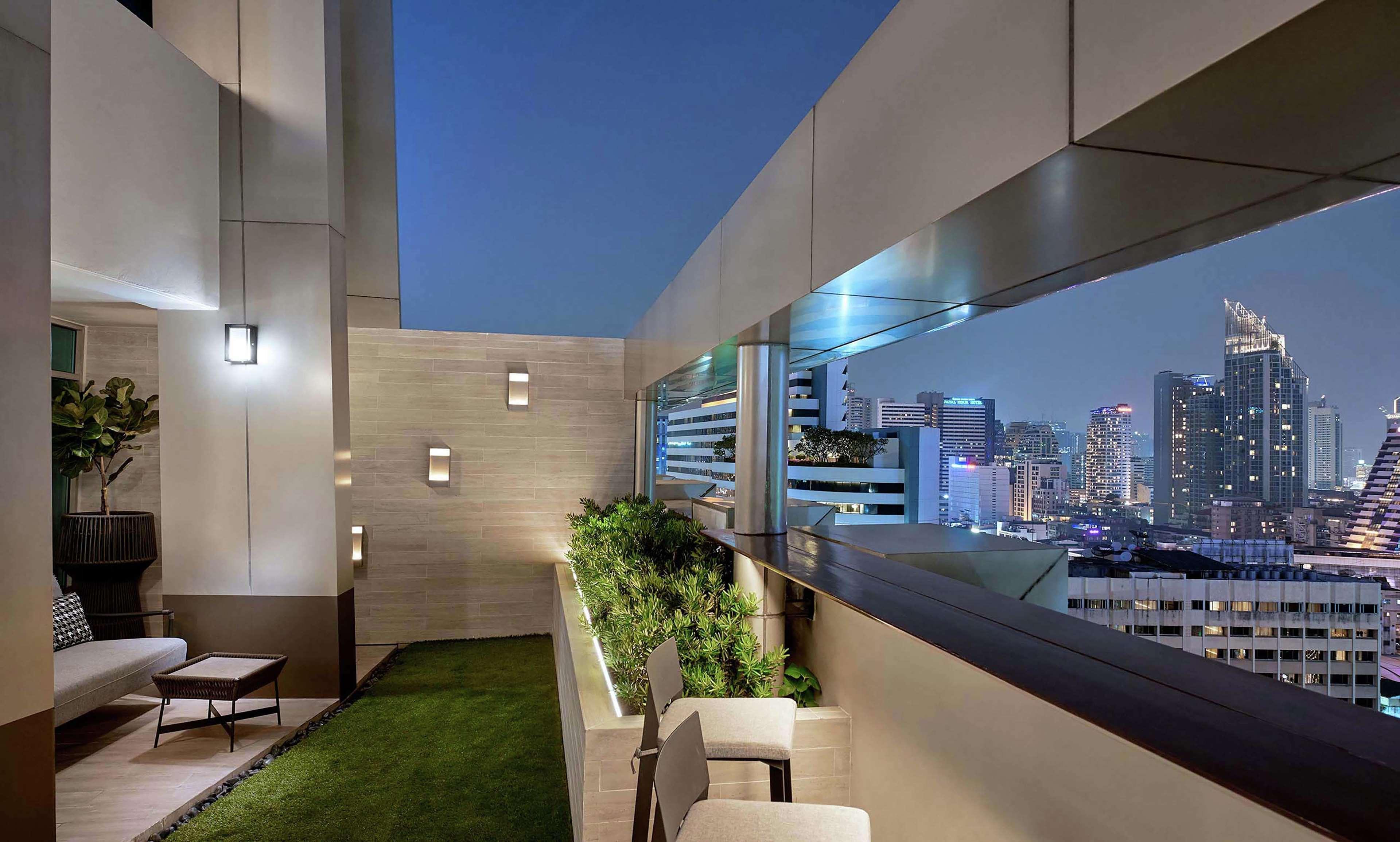 Отель Doubletree By Hilton Bangkok Ploenchit Экстерьер фото