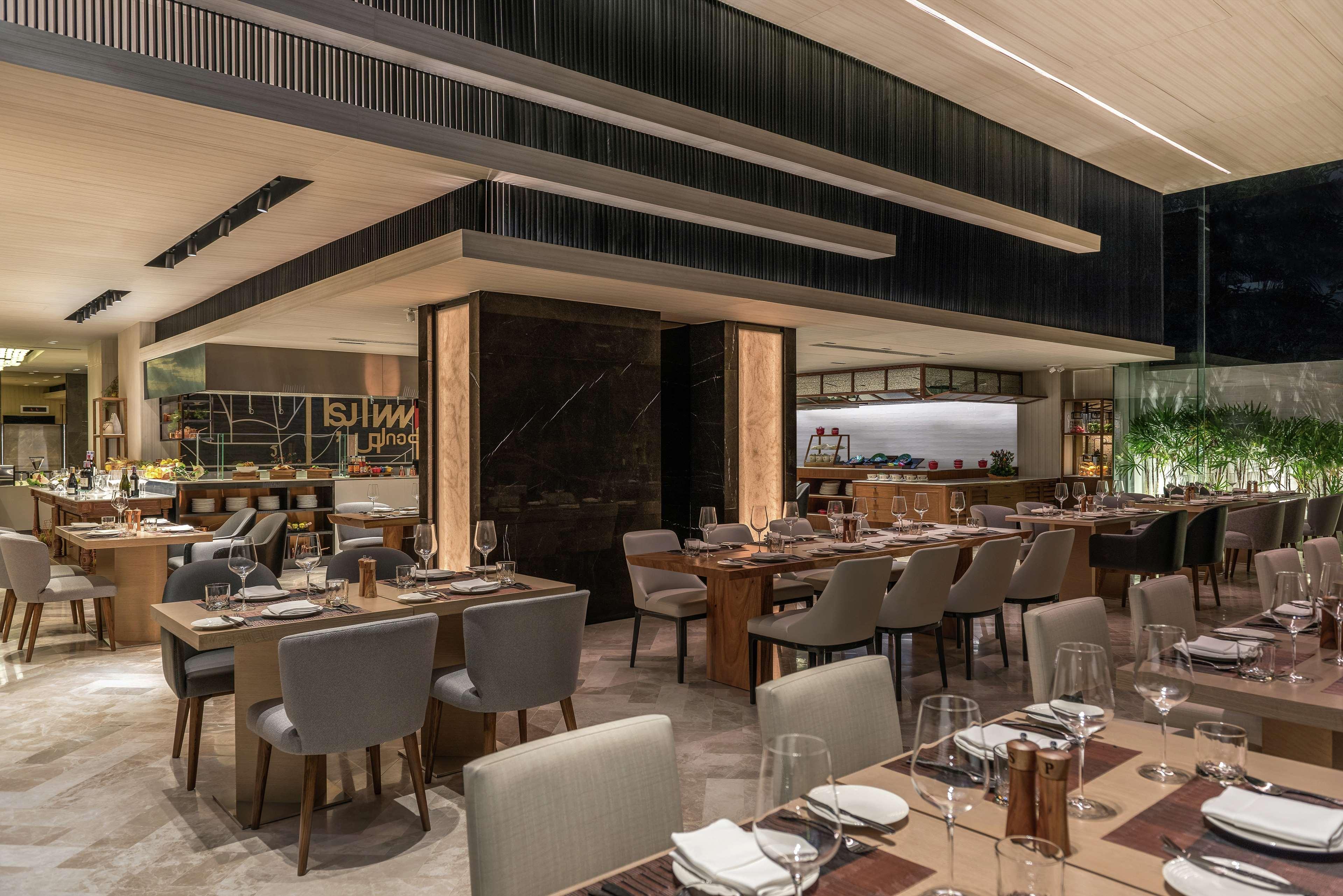 Отель Doubletree By Hilton Bangkok Ploenchit Экстерьер фото