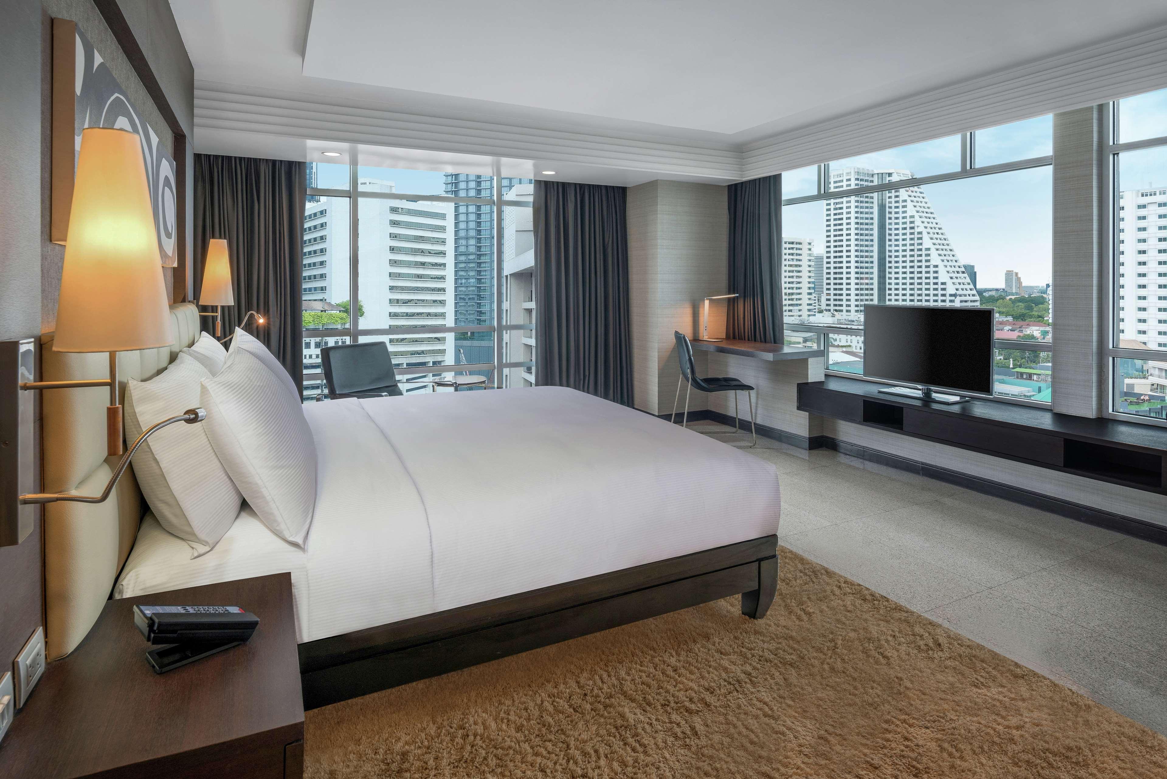 Отель Doubletree By Hilton Bangkok Ploenchit Экстерьер фото