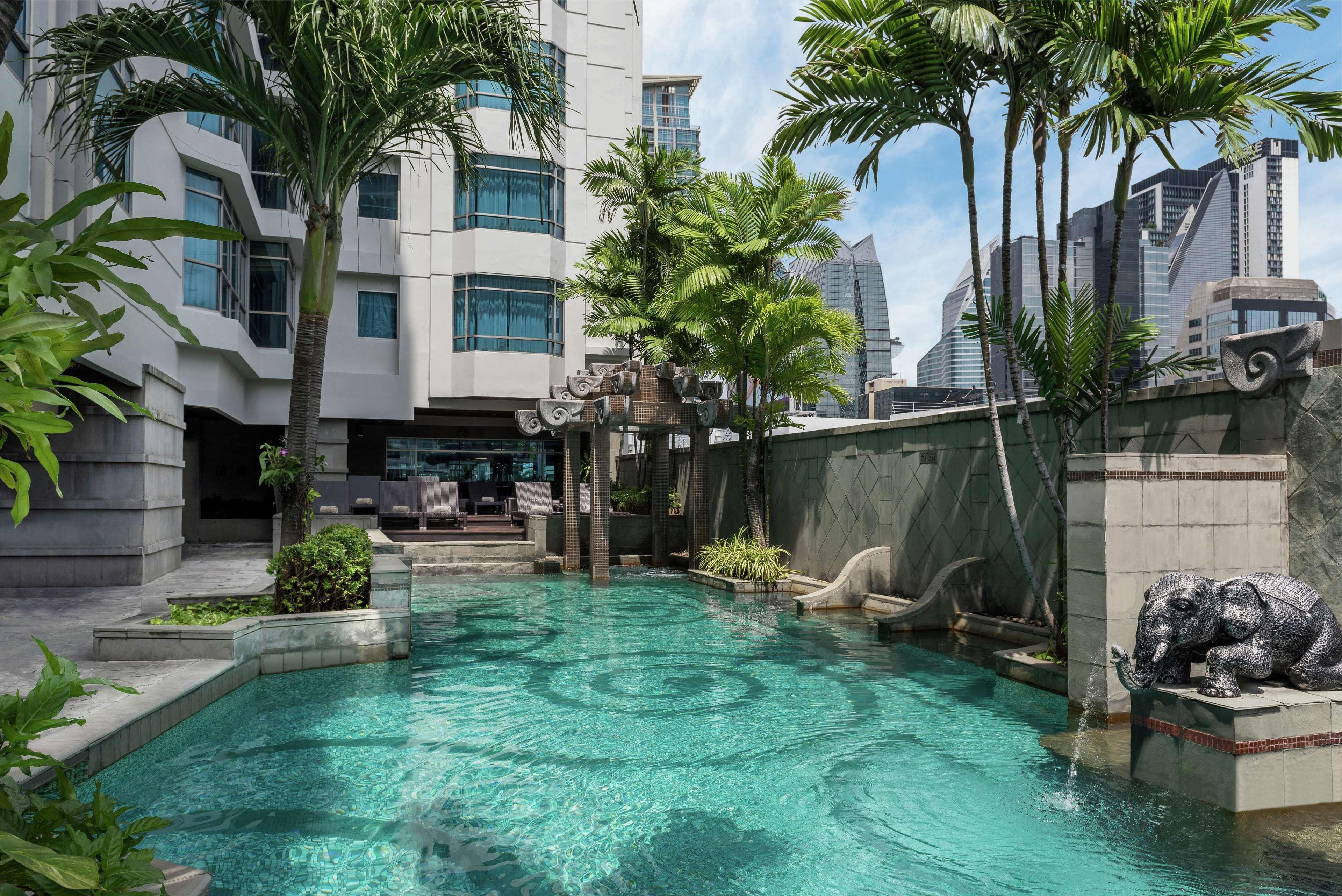 Отель Doubletree By Hilton Bangkok Ploenchit Экстерьер фото