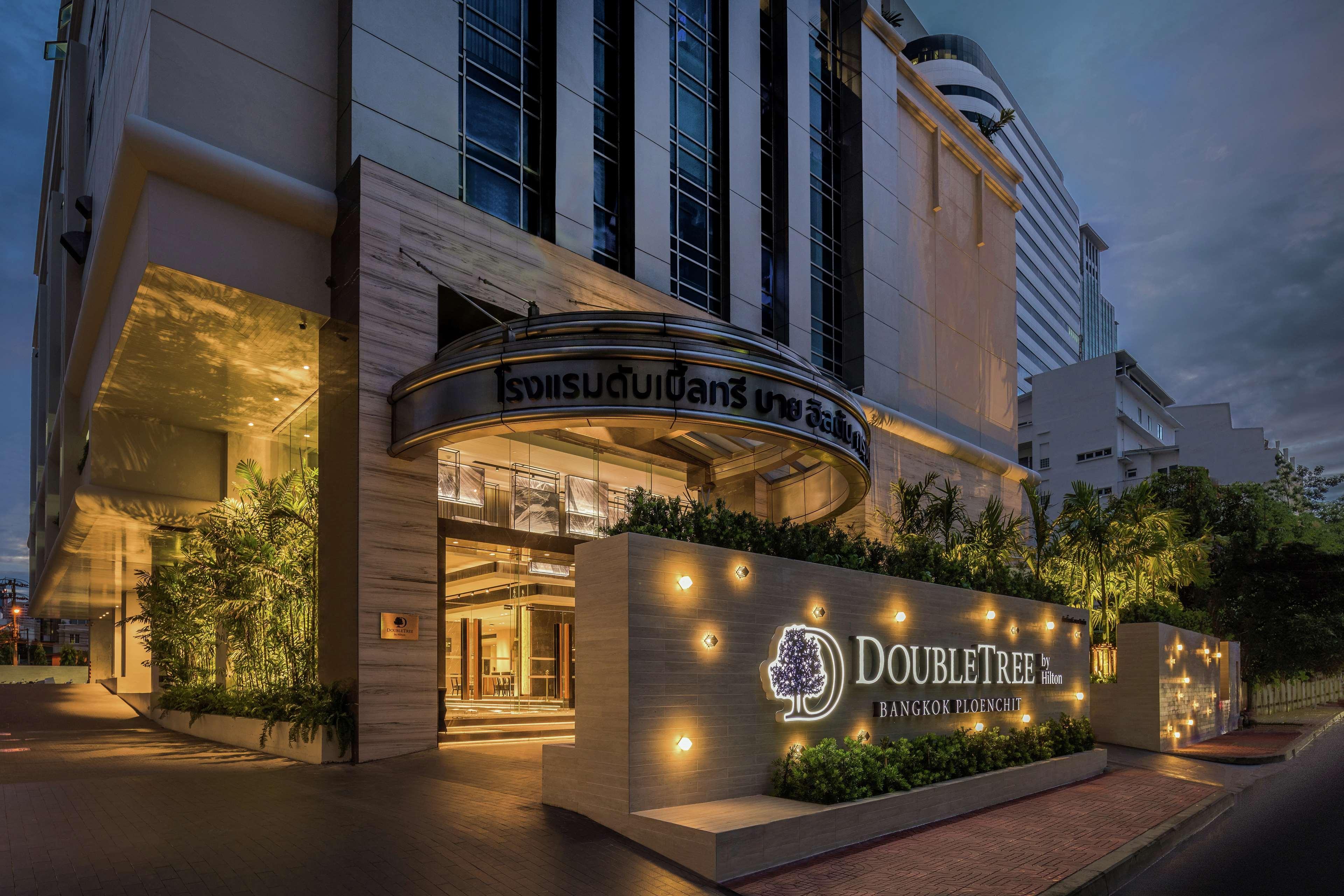 Отель Doubletree By Hilton Bangkok Ploenchit Экстерьер фото