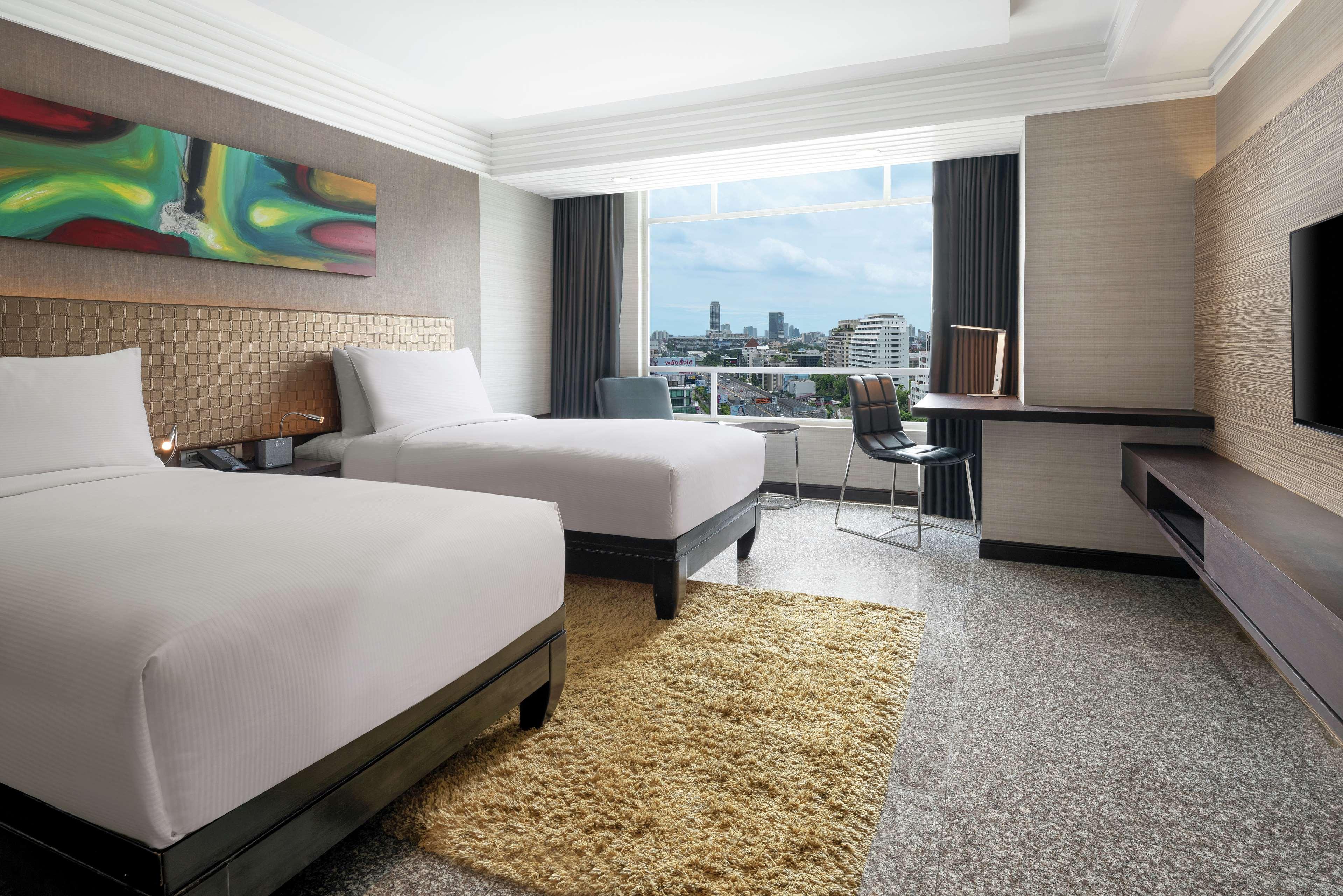 Отель Doubletree By Hilton Bangkok Ploenchit Экстерьер фото