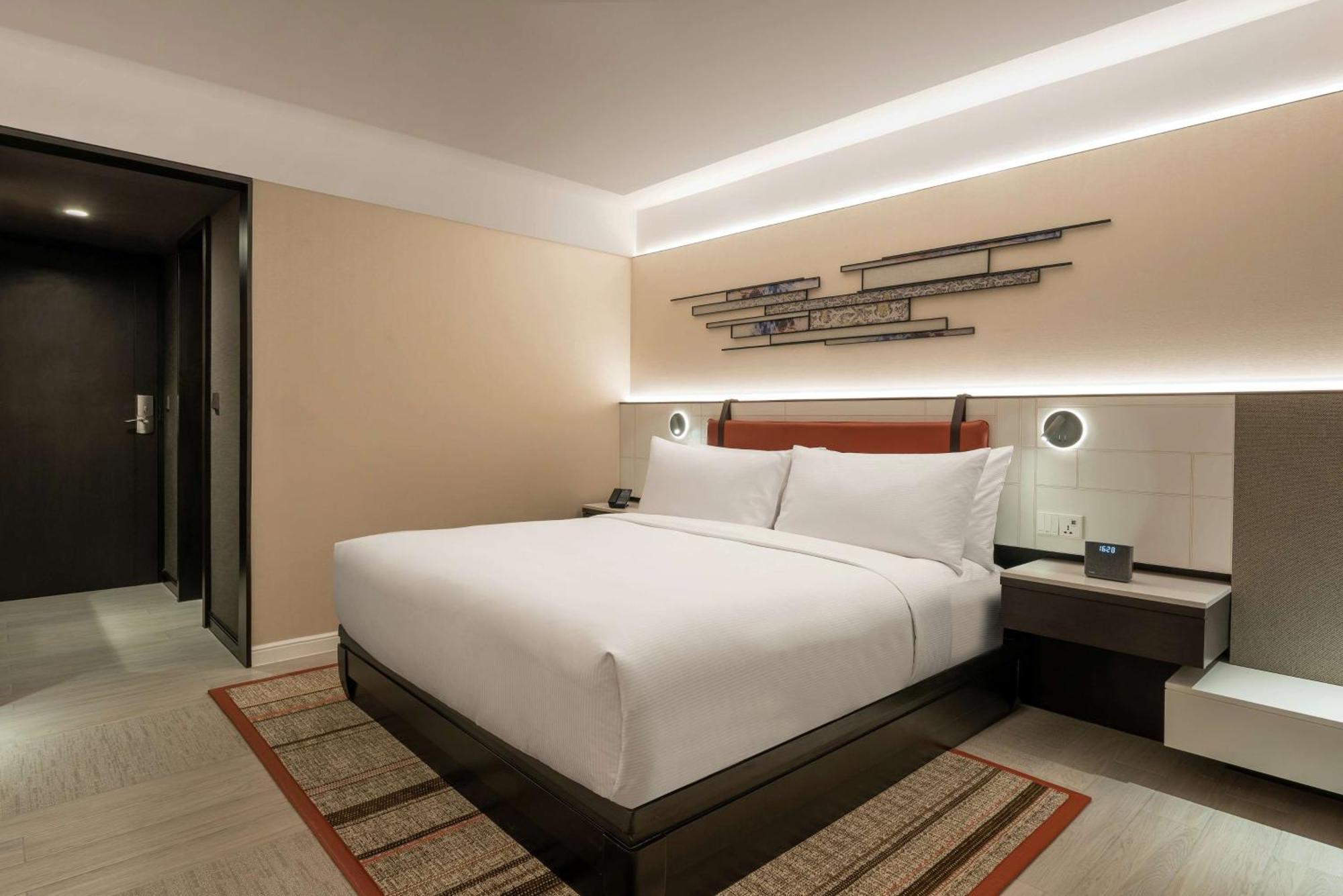 Отель Doubletree By Hilton Bangkok Ploenchit Экстерьер фото