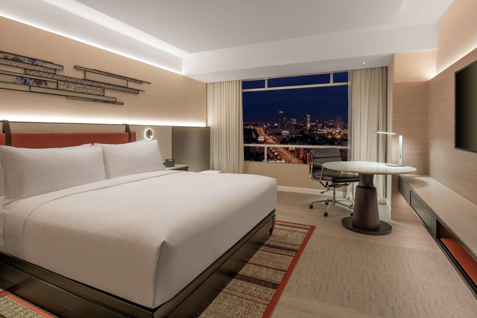 Отель Doubletree By Hilton Bangkok Ploenchit Экстерьер фото