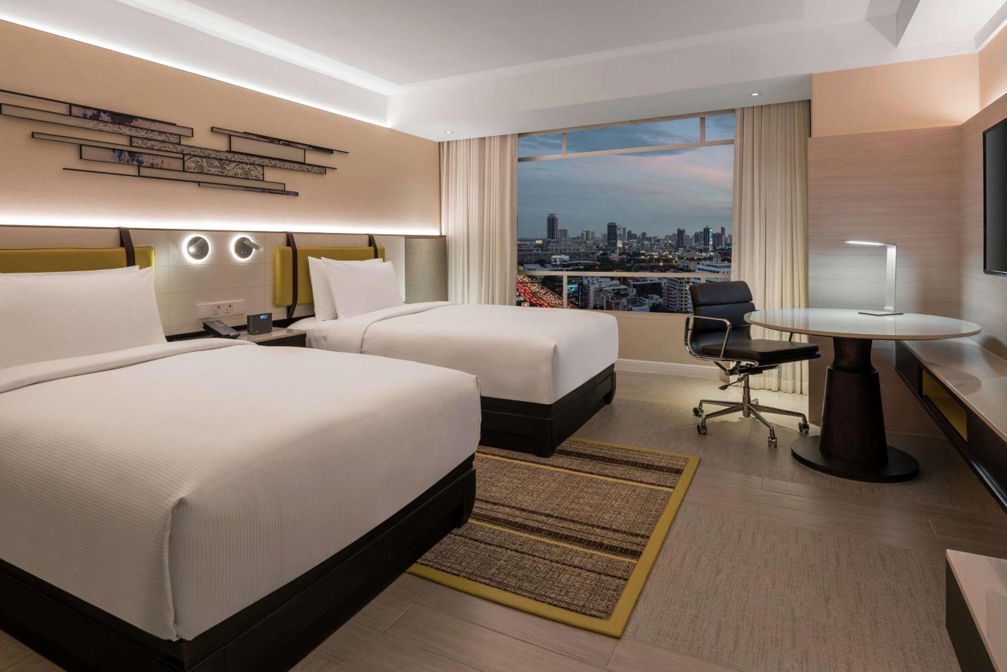 Отель Doubletree By Hilton Bangkok Ploenchit Экстерьер фото
