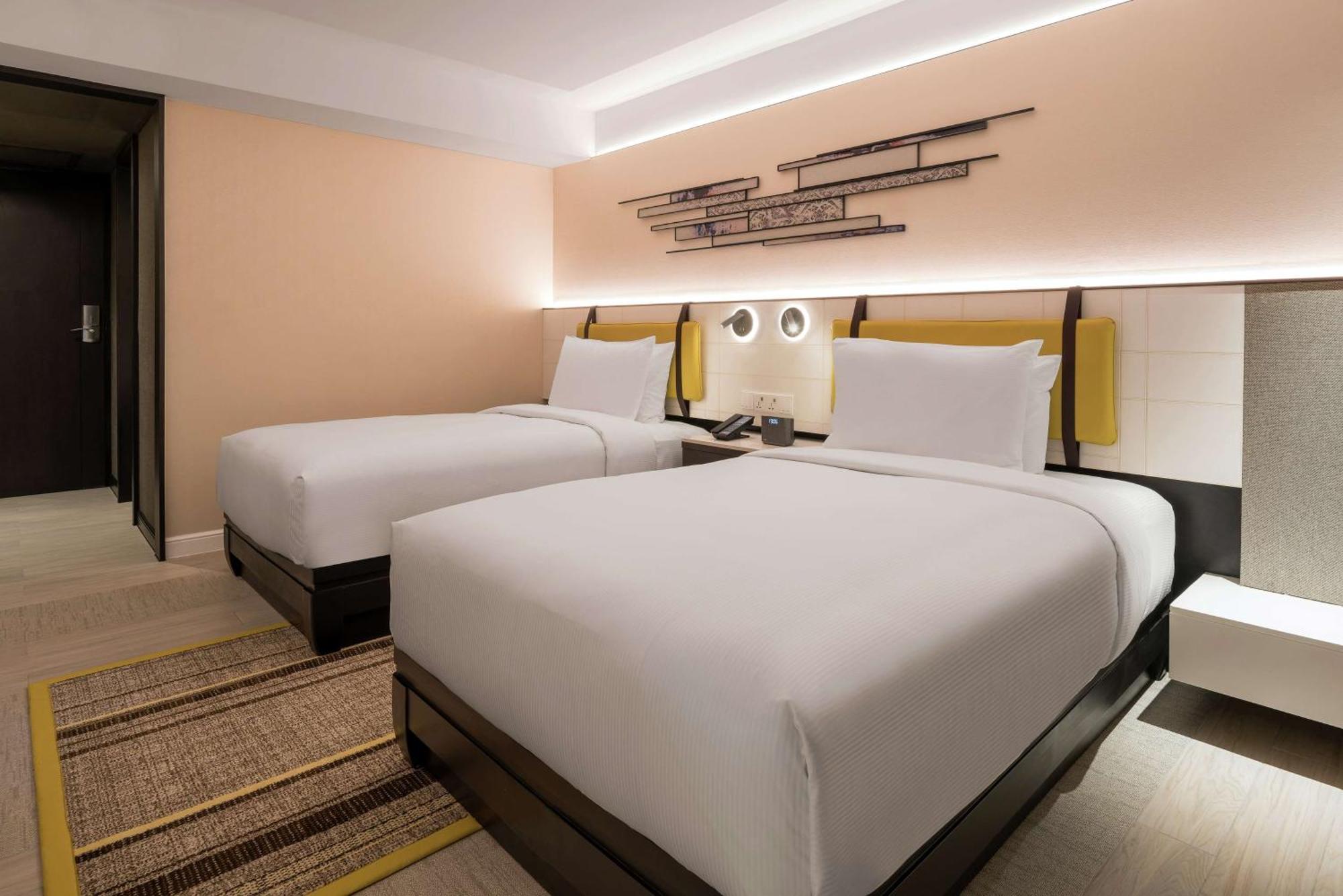 Отель Doubletree By Hilton Bangkok Ploenchit Экстерьер фото