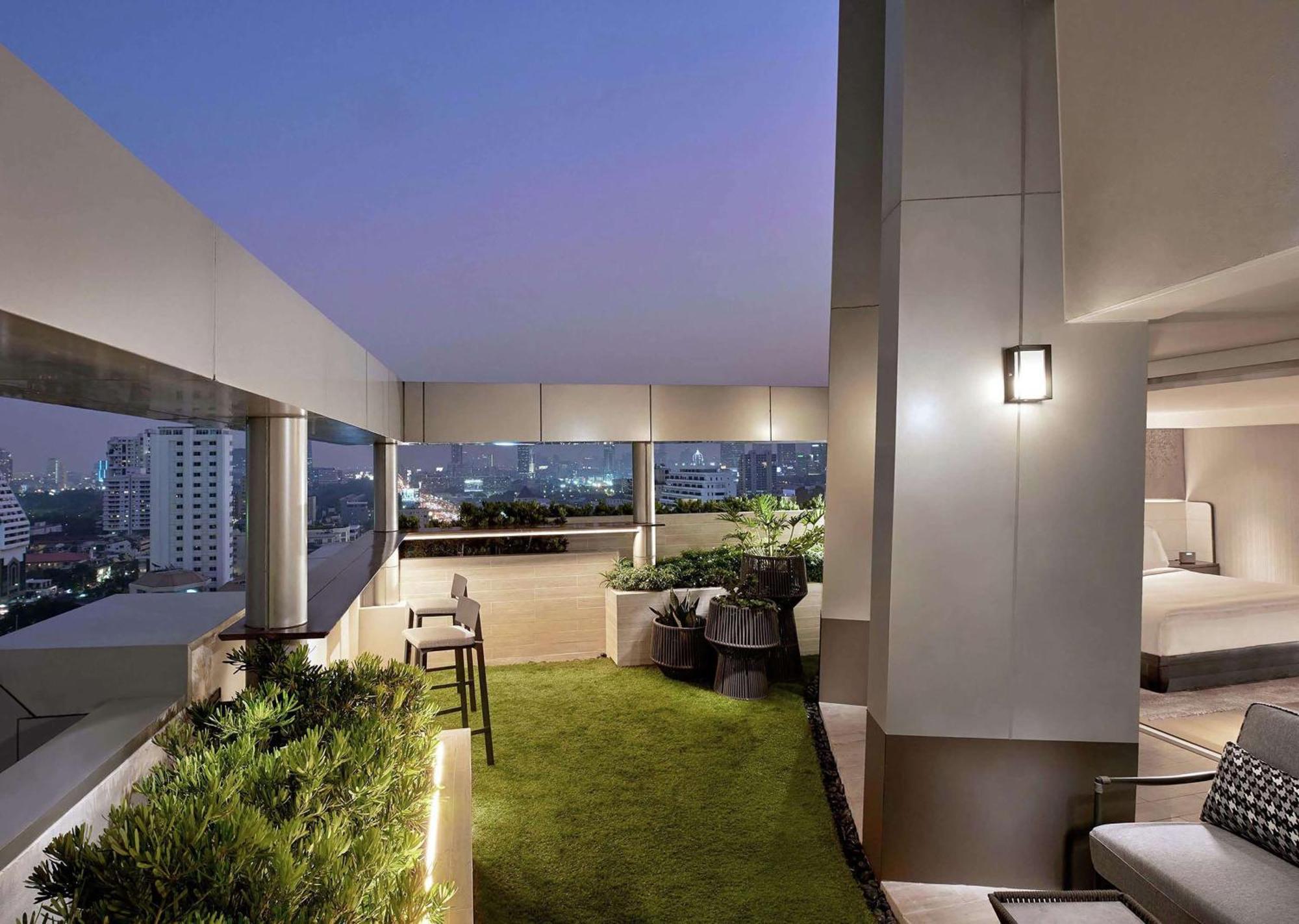 Отель Doubletree By Hilton Bangkok Ploenchit Экстерьер фото