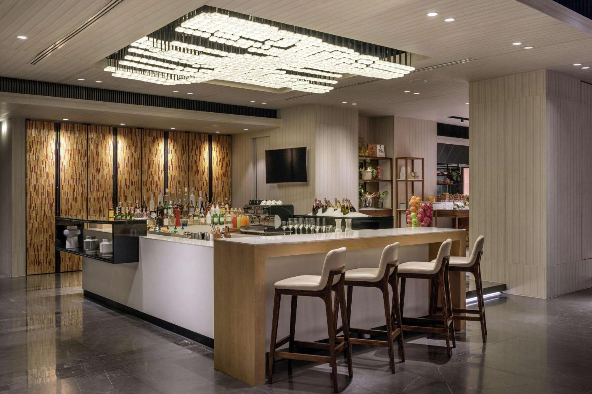 Отель Doubletree By Hilton Bangkok Ploenchit Экстерьер фото