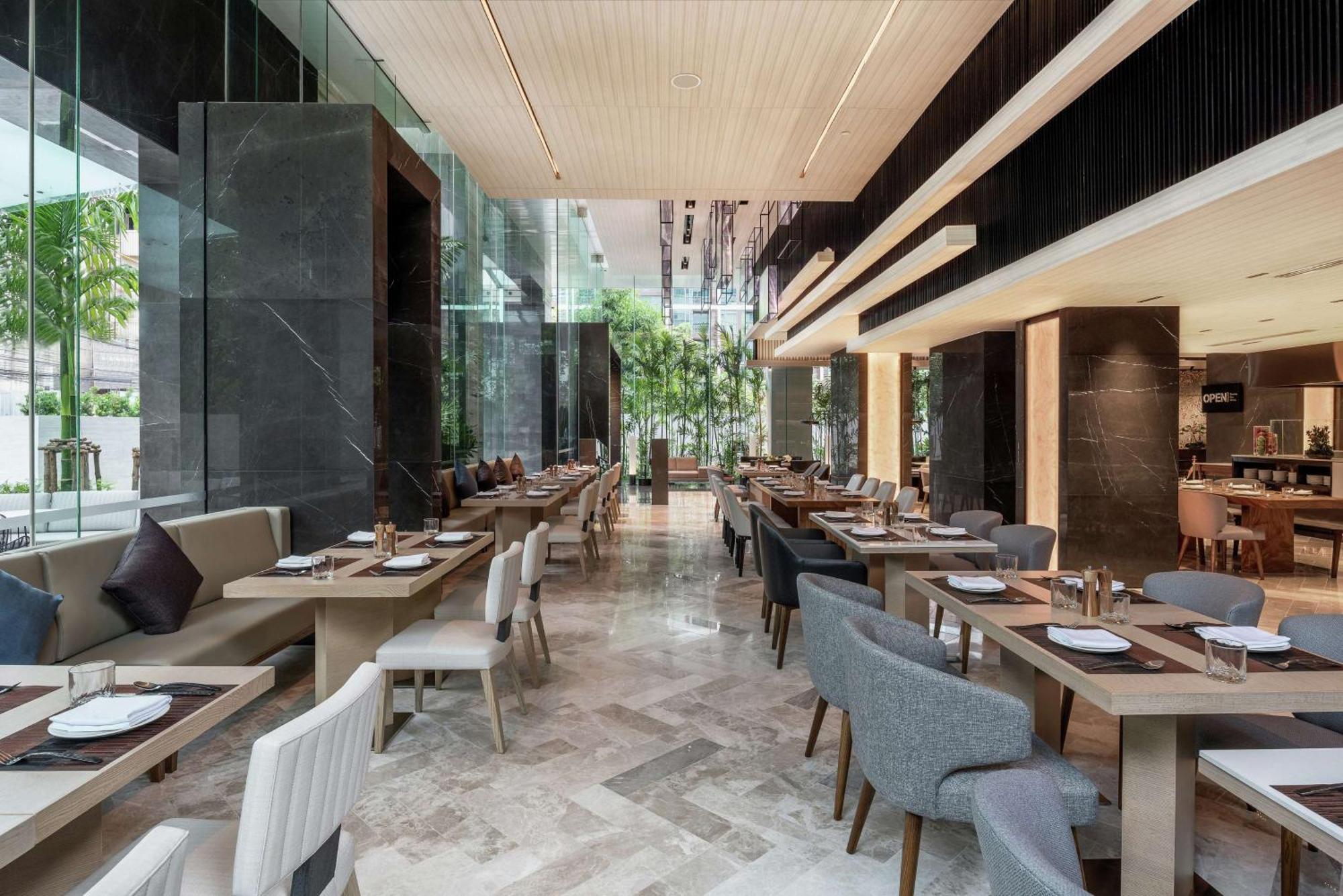 Отель Doubletree By Hilton Bangkok Ploenchit Экстерьер фото