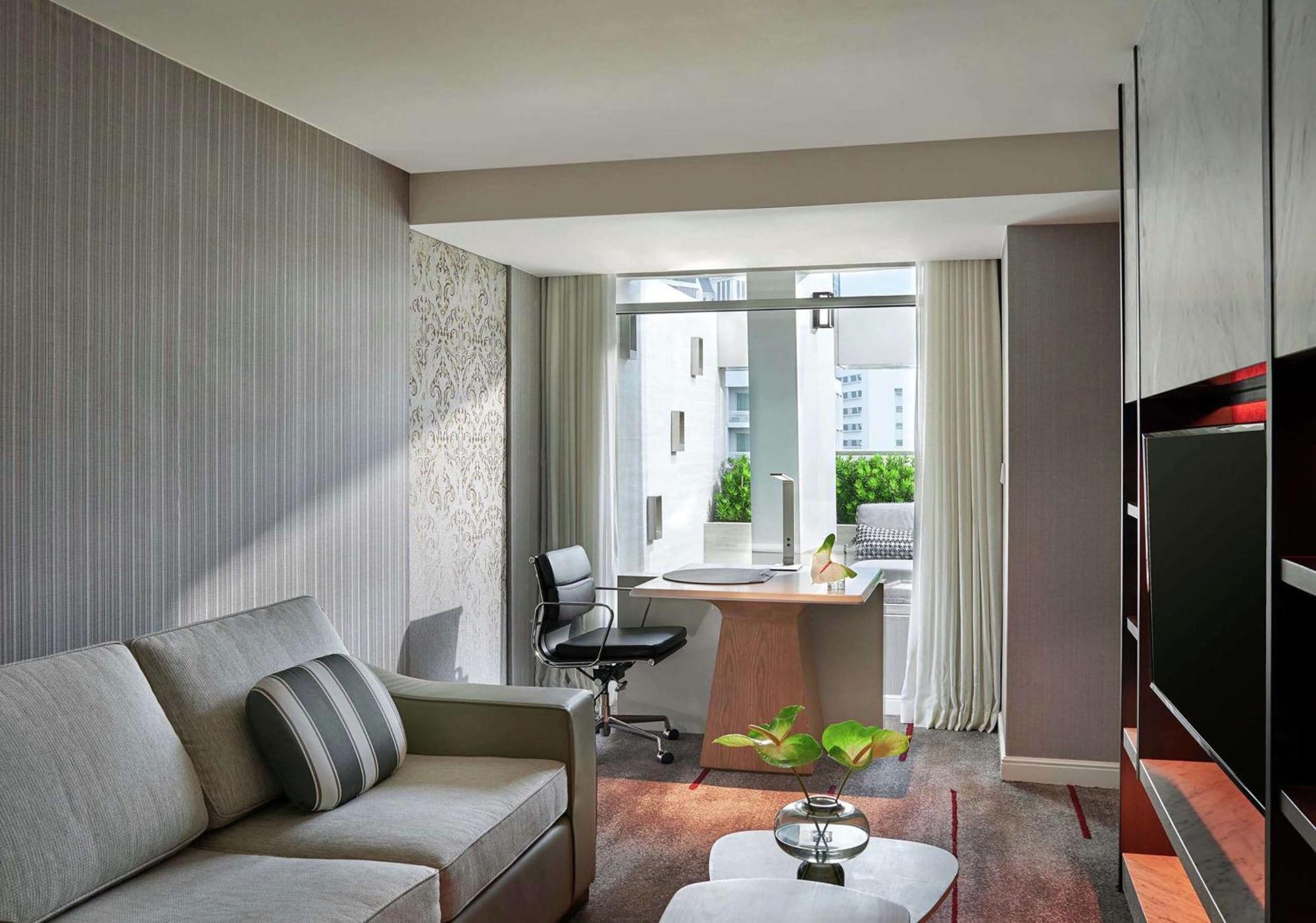 Отель Doubletree By Hilton Bangkok Ploenchit Экстерьер фото