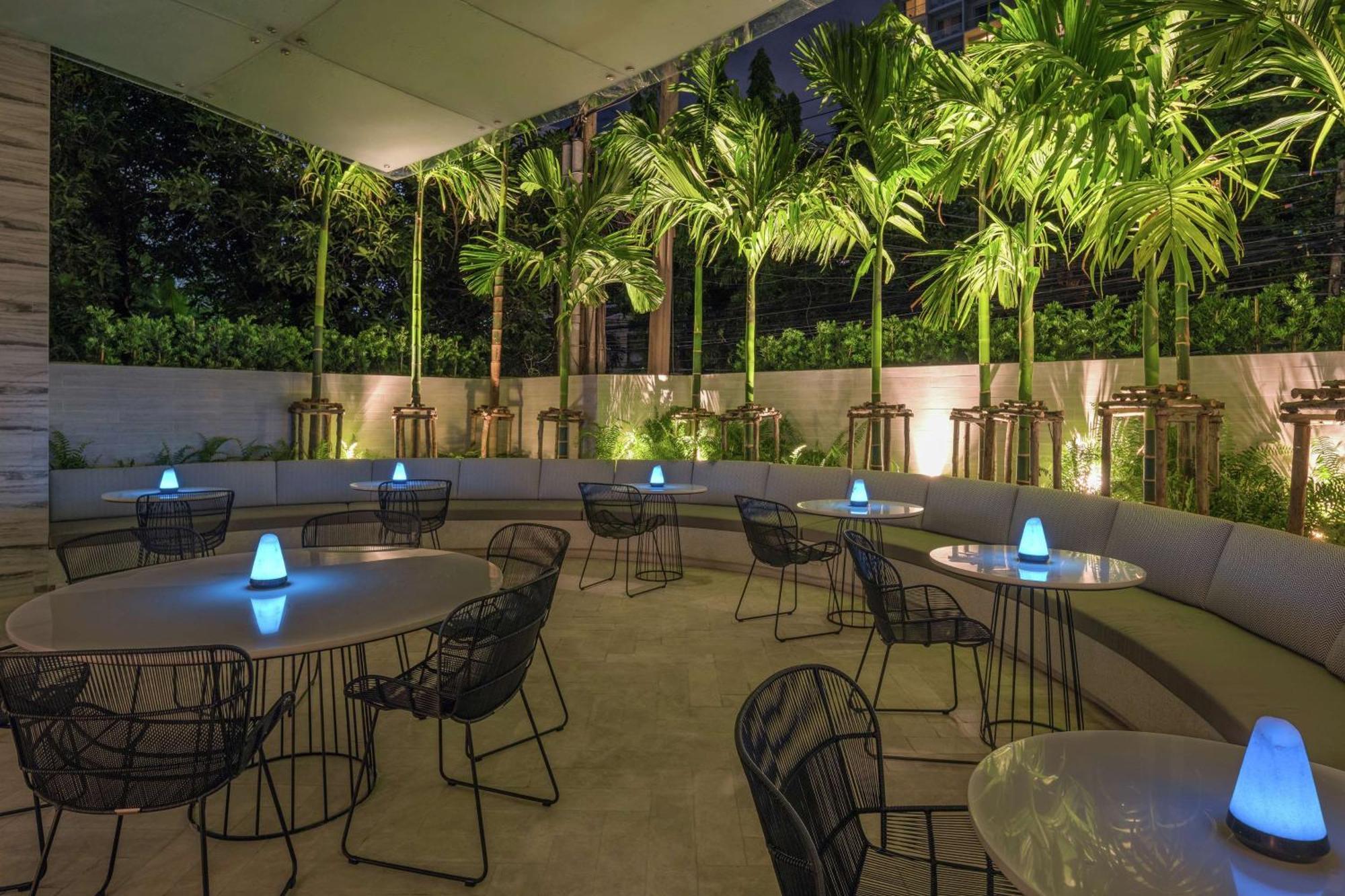 Отель Doubletree By Hilton Bangkok Ploenchit Экстерьер фото