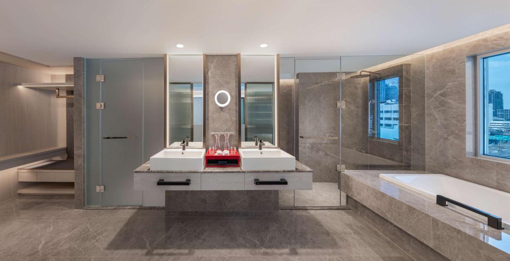 Отель Doubletree By Hilton Bangkok Ploenchit Экстерьер фото