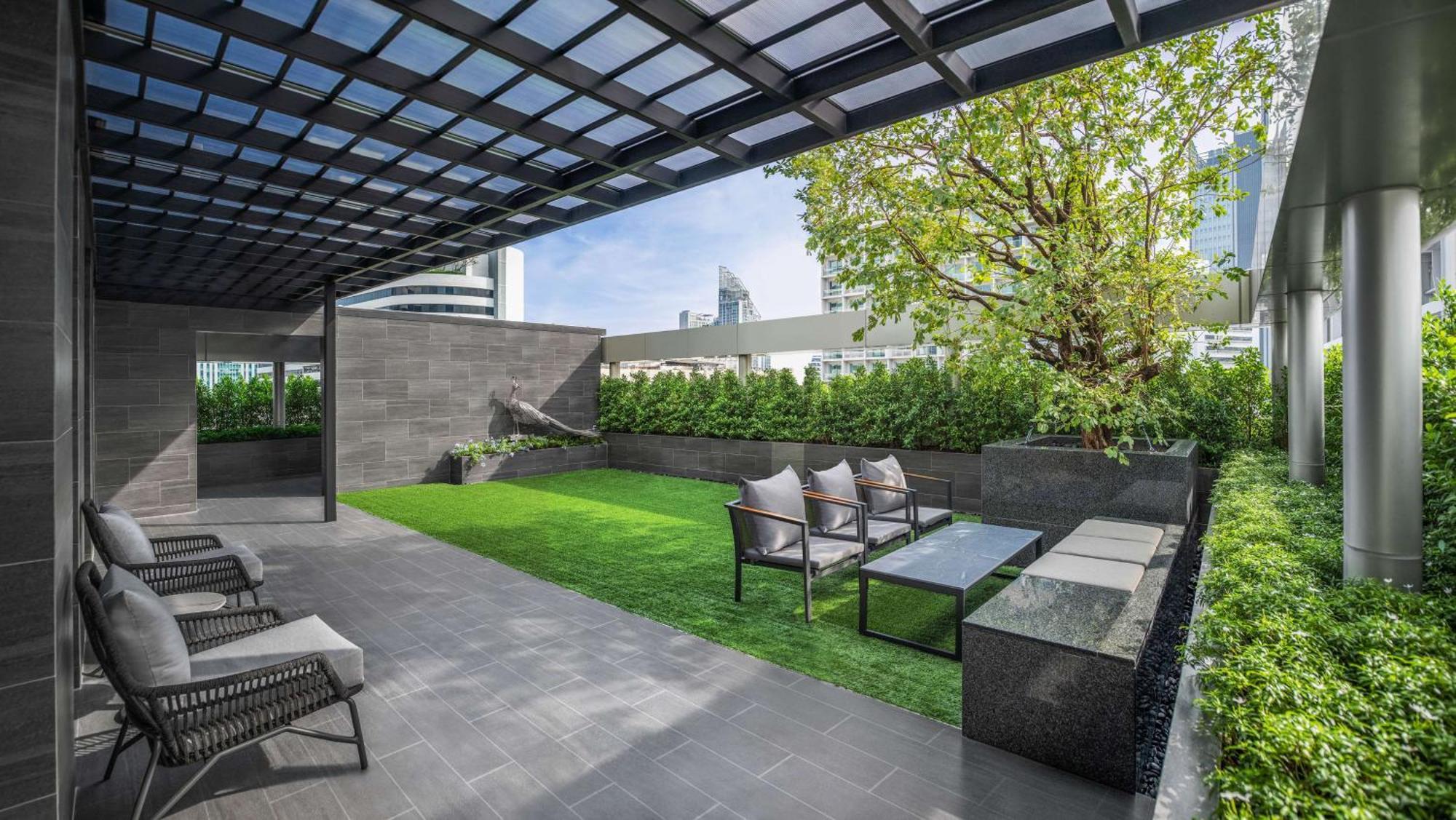 Отель Doubletree By Hilton Bangkok Ploenchit Экстерьер фото