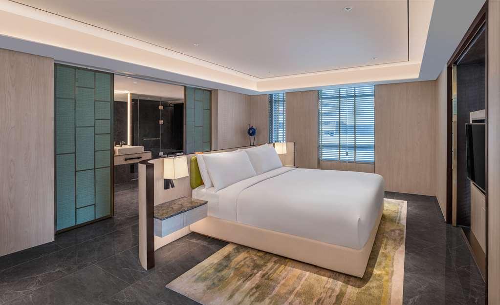 Отель Doubletree By Hilton Bangkok Ploenchit Номер фото