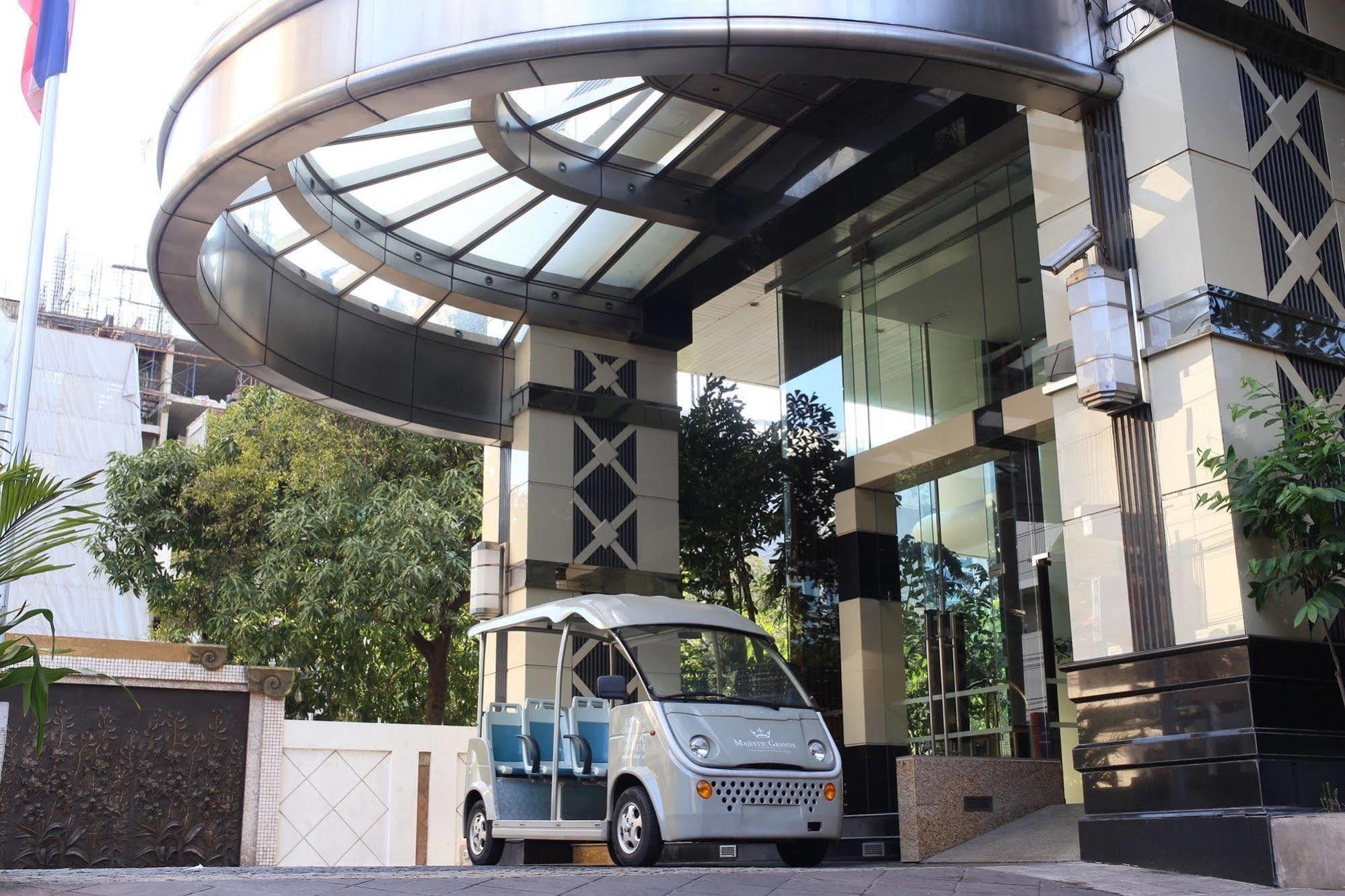 Отель Doubletree By Hilton Bangkok Ploenchit Экстерьер фото